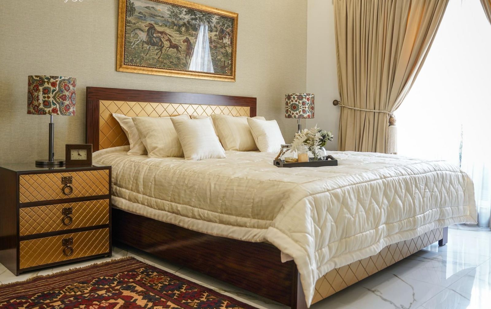 Luxurious 4-Piece Bedroom Set: Bed, 2 Side Tables, Dresser & Mirror - Fully Customizable